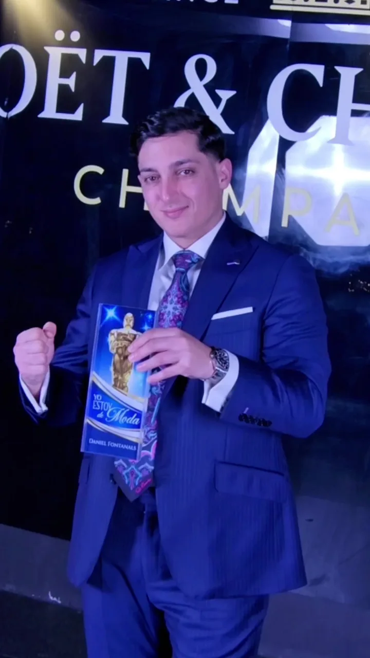 Ayer tuve el honor de ser premiado en la gala @premiosyoestoydemoda. ...